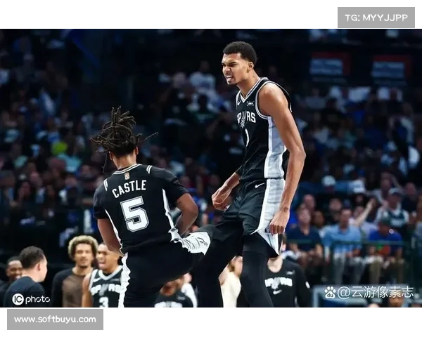 文班亚马与队友互相剃发,马刺更衣室再现光头造型 文班亚马与队友互相剃发,马刺更衣室再现光头造型