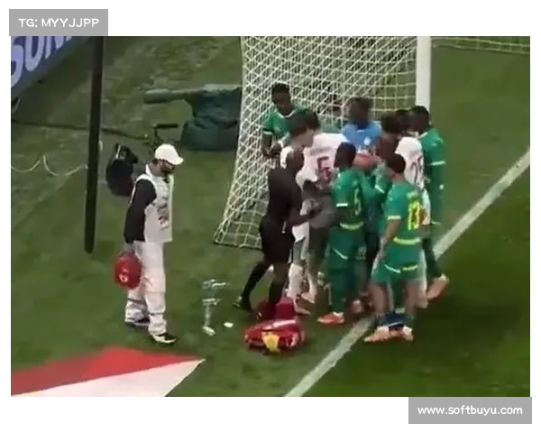 非洲杯决赛点球时刻，门迪扑救前后球员表情特写